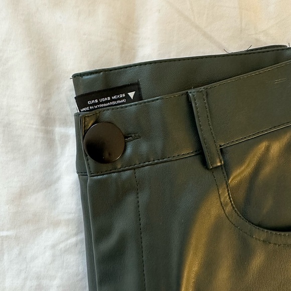 ZARA | PU Leather Green Cropped Pants - Picture 2 of 3